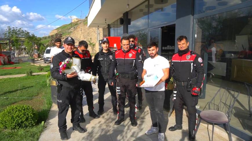 Siirt’te ‘kavga’ ihbarına giden polis ekibine sürpriz karşılama