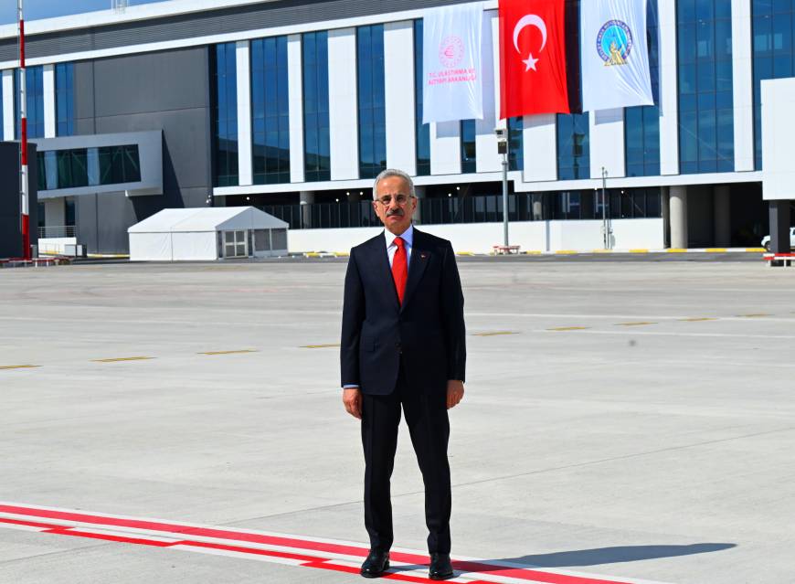 Bakan Uraloğlu: Antalya Havalimanı'mızın yeni terminal binalarının açılışı yarın gerçekleştirilecek