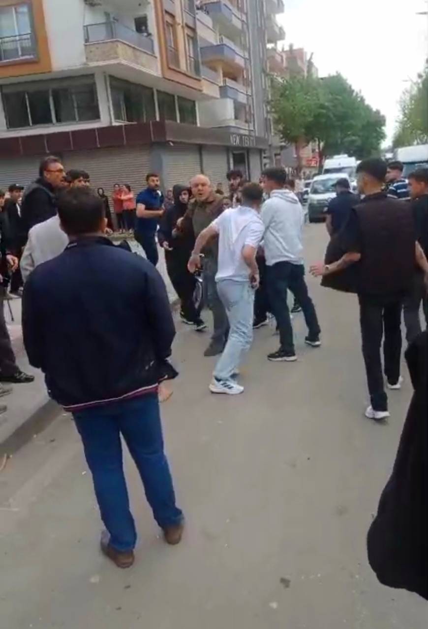 Silahlı kavgada ağır yaralandı; olay kamerada