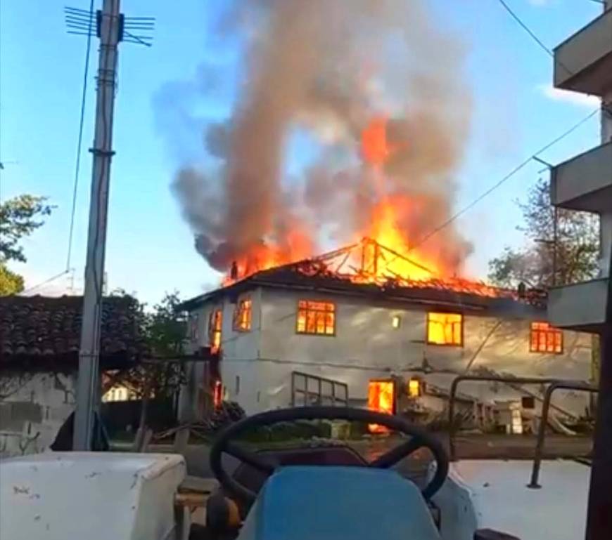 Zonguldak'ta 2 katlı ev alev alev yandı