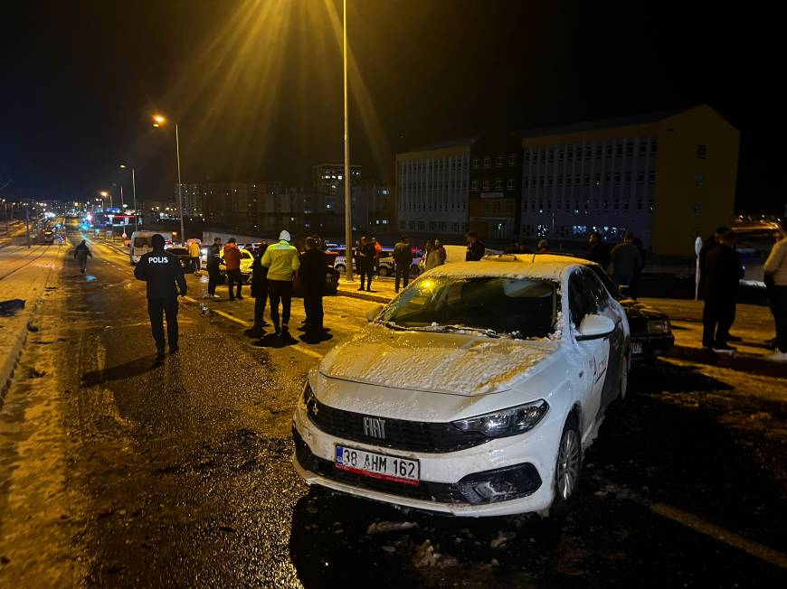 Kayseri'de 11 araç zincirleme kazaya karıştı; 2 yaralı