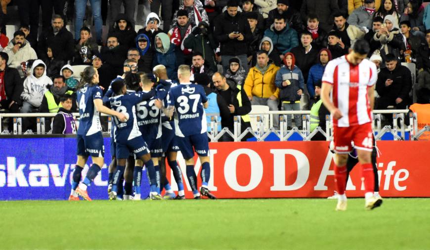 Fenerbahçe, Sivasspor’u 3 golle geçerek zirve takibini sürdürdü