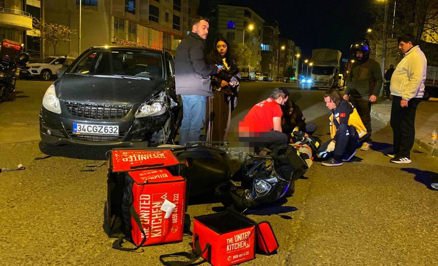 Otomobille çarpışan motosikletin sürücüsü kurye yaralandı