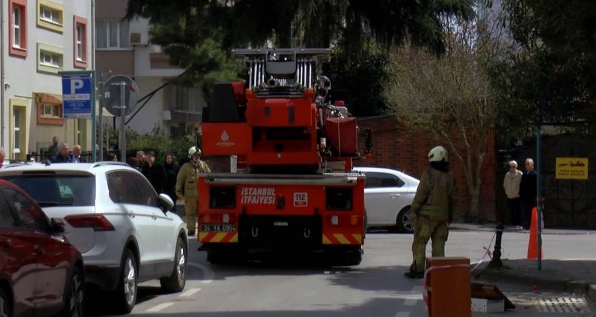İstanbul-Kadıköy'de yıkım sırasında 5'inci kattan düşen kepçe operatörü ağır yaralandı