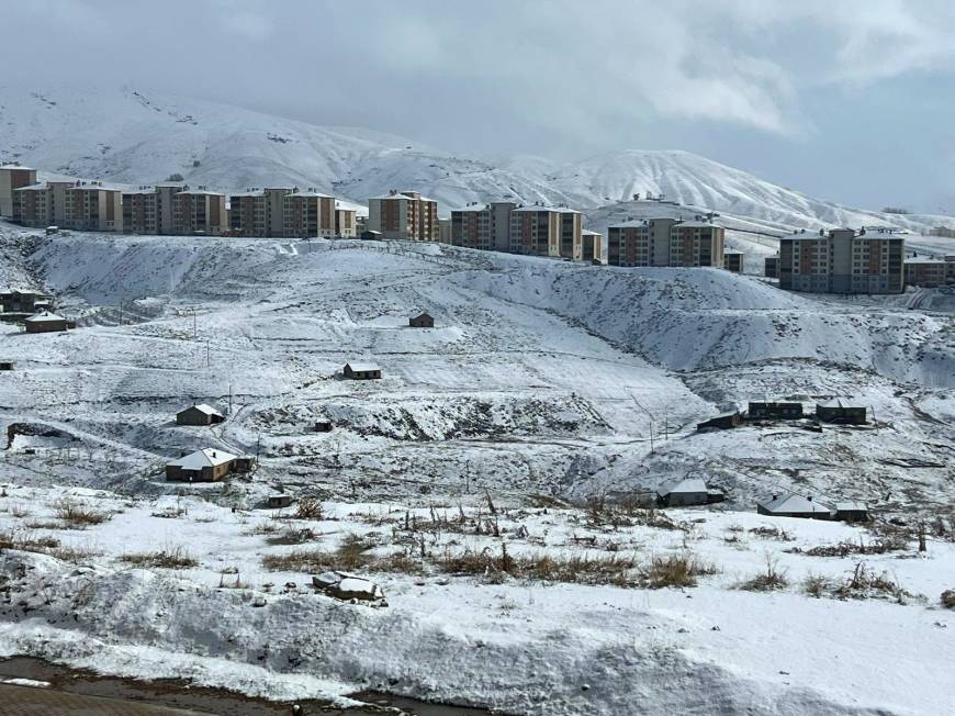 Yüksekova'da kar yağışı; köy yolları kapandı