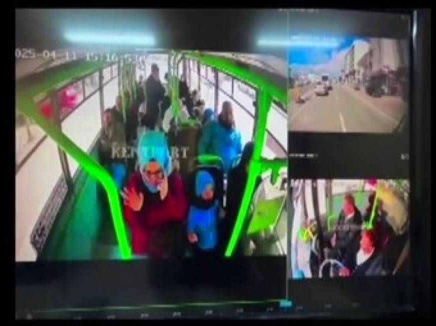 Annesiyle yolculuk ederken fenalaşan çocuk, halk otobüsüyle hastaneye götürüldü