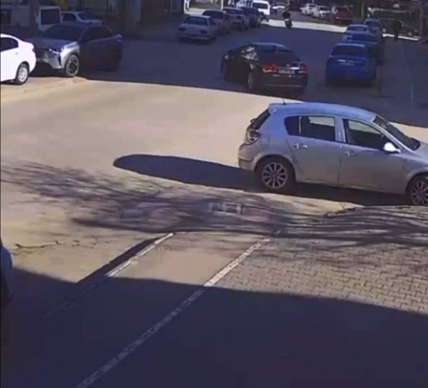 Motosiklet ile otomobilin çarpıştığı kaza kamerada 