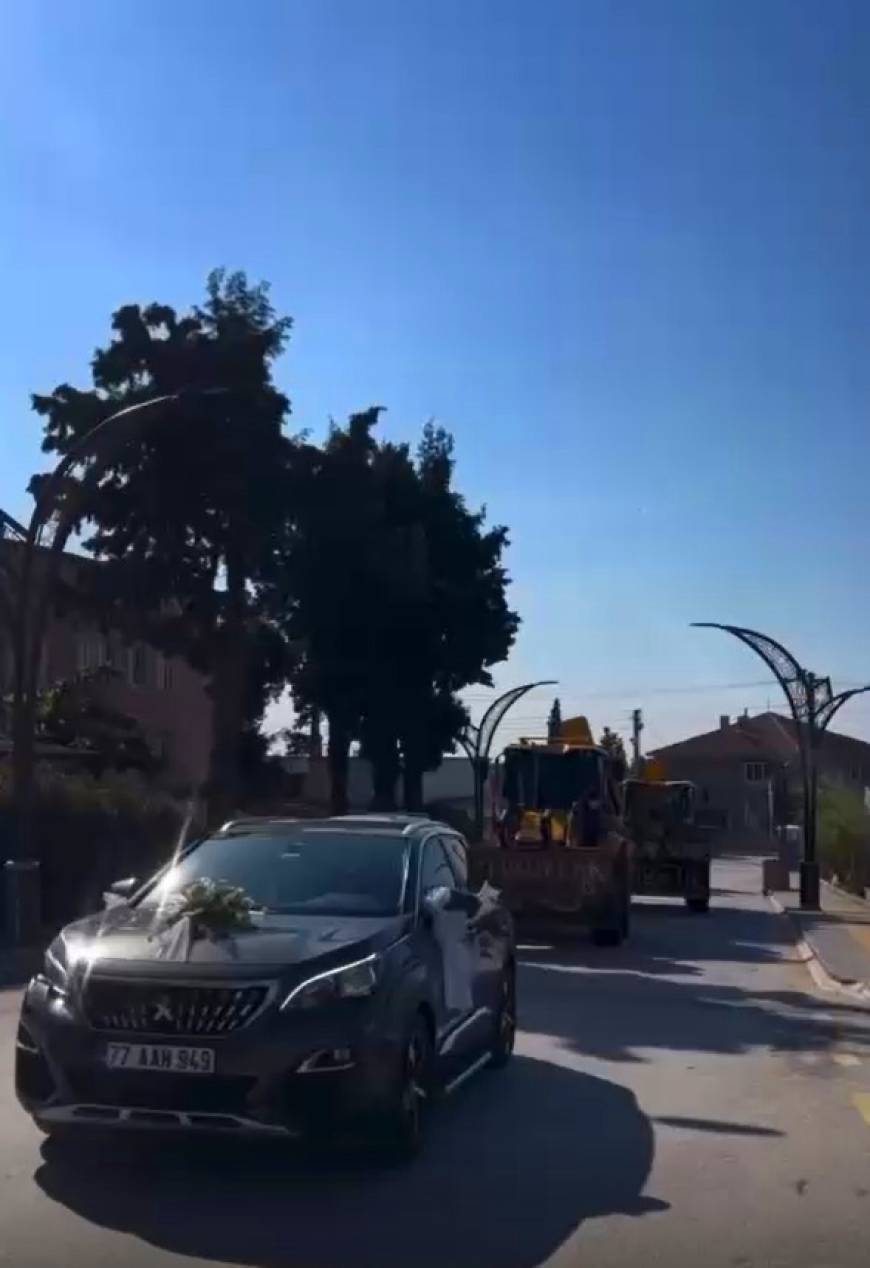 Kepçe operatörü damada, iş makineleri ve traktörlerle düğün konvoyu