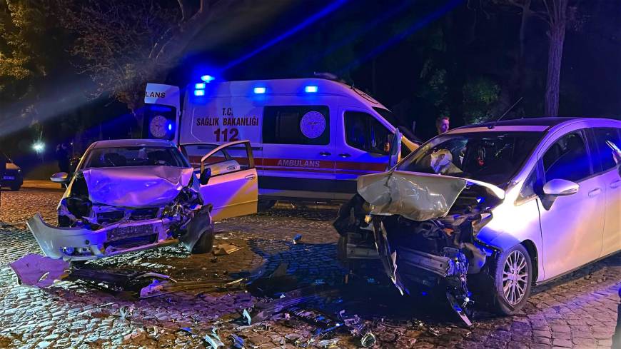Edirne’de 2 otomobil kafa kafaya çarpıştı: 4 yaralı