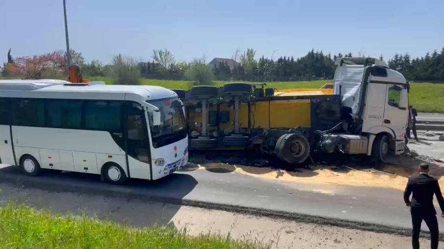 İstanbul- Büyükçekmece TEM Otoyolu'nda otobüsle hafriyat kamyonu çarpıştı -1