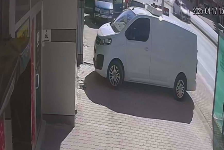Yaşı küçük sürücünün ortaokul öğrencilerine çarptığı kaza kamerada: 1 ölü, 1 yaralı (2)