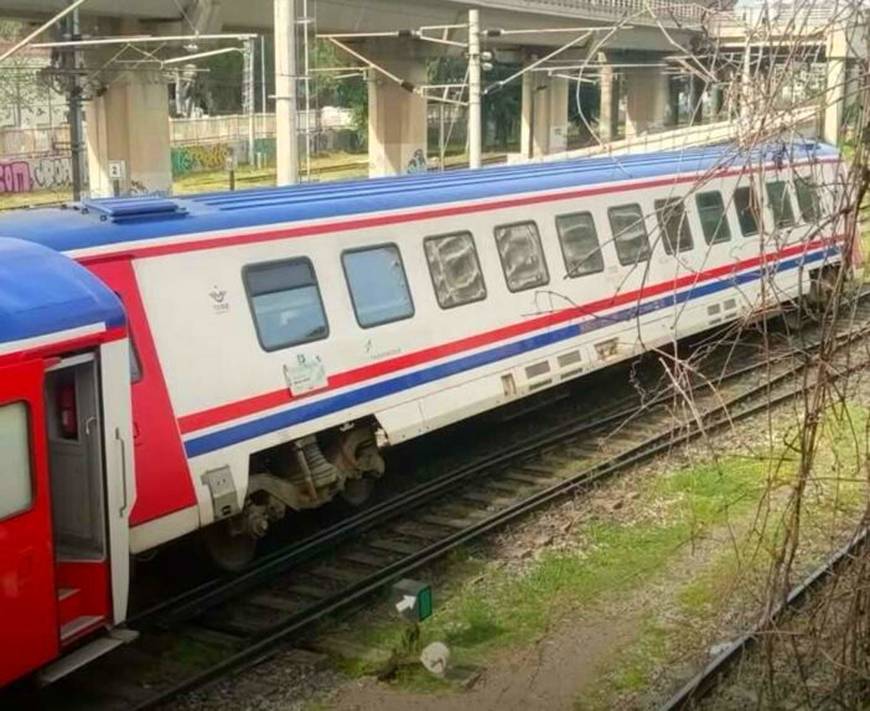İzmir’de bakımdan dönen yolcu treninin bir vagonu raydan çıktı