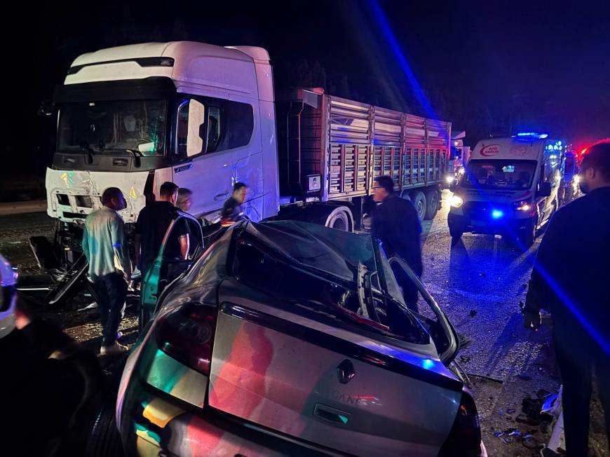 Adana’da refüjü aşıp karşı yöne geçen otomobil, kamyonla çarpıştı: 1 ölü, 1 yaralı