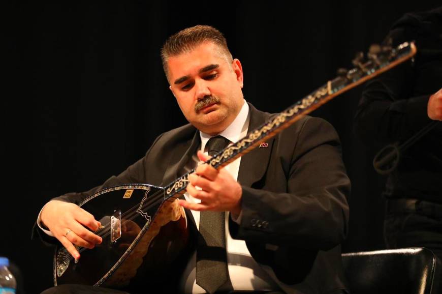 Başsavcı, 'Gel Sevelim' ve 'Yandı Bağrım' türküleri ile Neşet Ertaş'ı andı