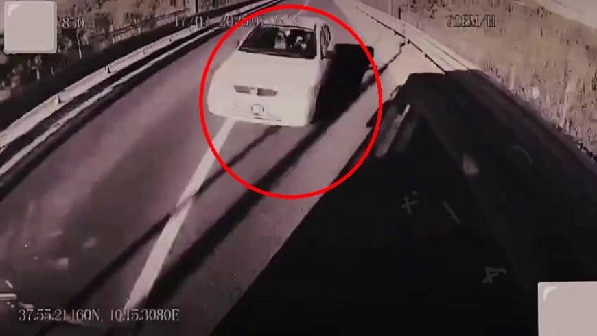 1 kişinin öldüğü, otomobille belediye otobüsünün kafa kafaya çarpıştığı kaza kamerada