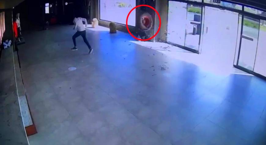 Safari aracının kopan tekerleği, iş yerine girdi
