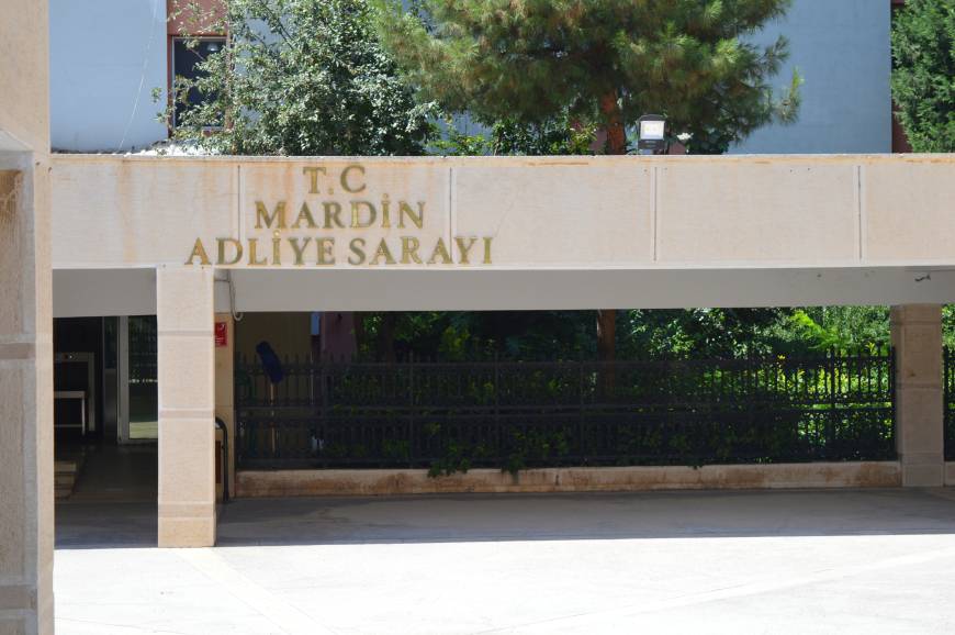 İstinafın bozduğu cinayet davası yeniden görüldü; aranan 2 kişi firardayken çocuk yapmış
