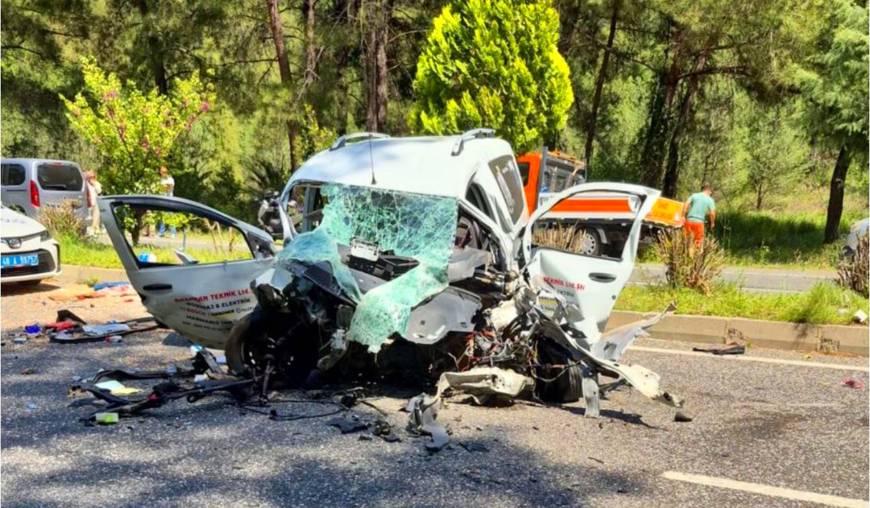 Marmaris'te 4 araç zincirleme kazaya karıştı; 1 ölü, 4 yaralı
