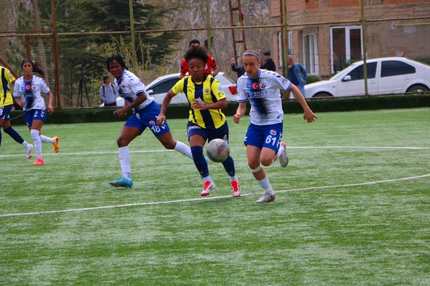Kadın futbolunda Hakkarigücü, Fenerbahçe Petrol Ofisi'ne 2-1 mağlup oldu