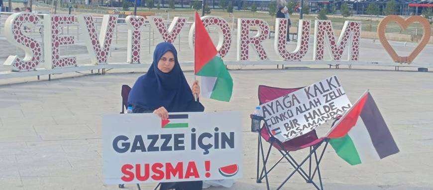 Üniversiteli Havva'dan tek kişilik protesto eylemi; Gazze için susma
