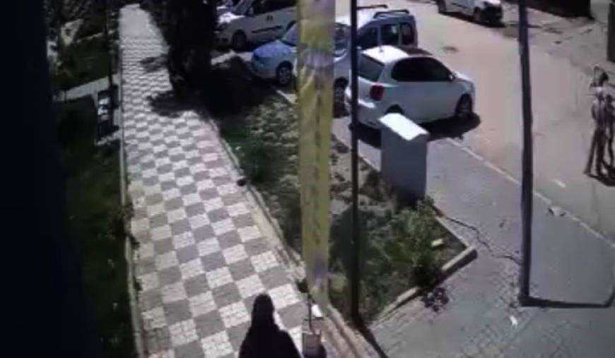 Sokak köpekleri, anne ile kızına saldırdı