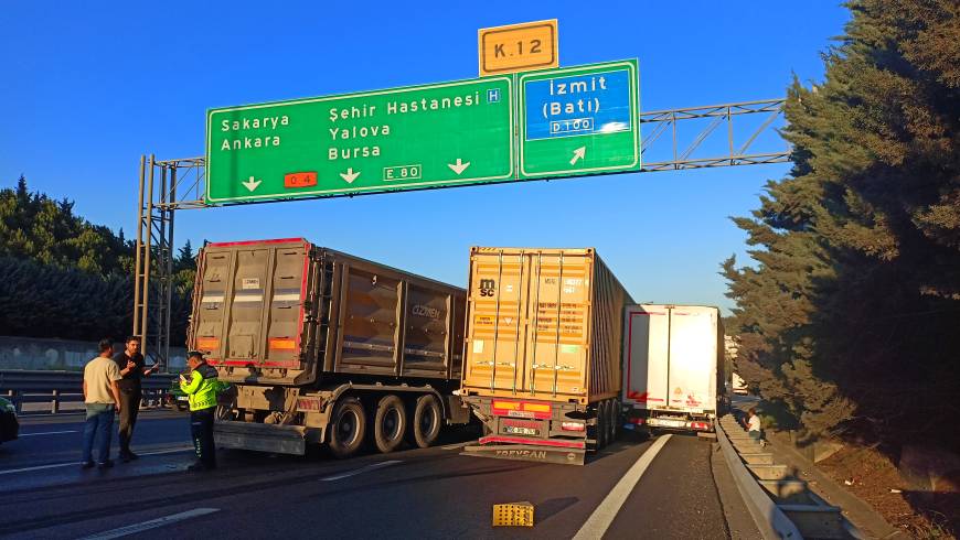 TEM Otoyolu İzmit geçişinde zincirleme kaza; 2 şerit ulaşıma kapandı