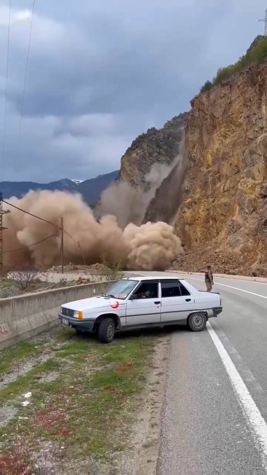 Gümüşhane-Tirebolu karayolunda heyelan yolu kapattı; o anlar kamerada