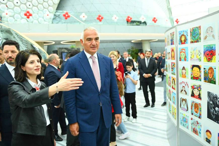 Bakan Ersoy, 'İstiklal Yolu-Mutlu Çocuk Yüzleri' sergisinin açılışına katıldı