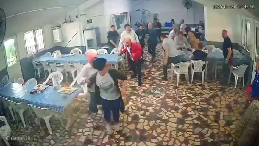 İstanbul- Depreme yemekhanede yakalandılar; bir işçi bayılırken bir kişi yemek yemeye devam etti