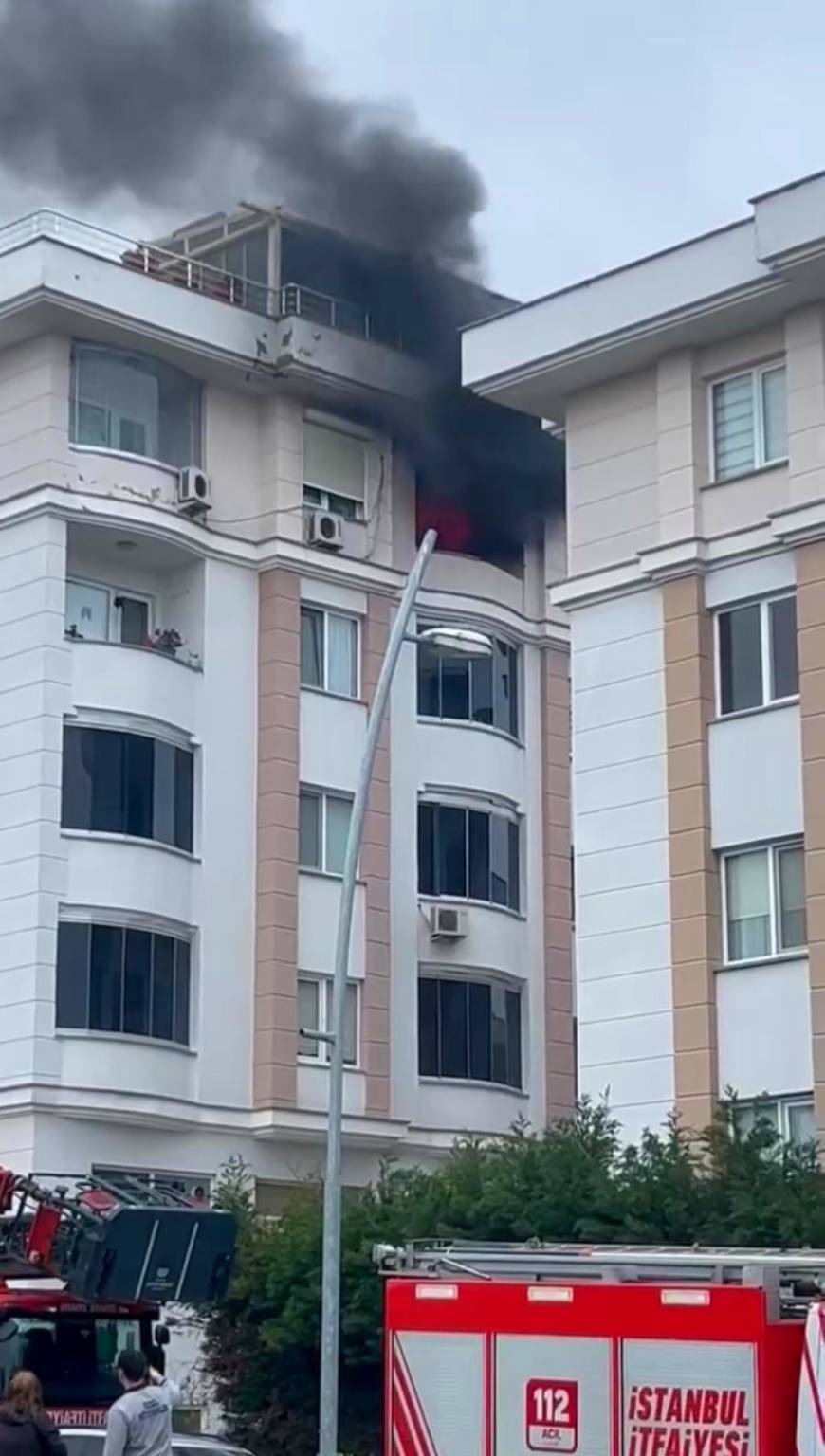 İstanbul- Büyükçekmece'de iddiaya göre engelli kız annesiyle birlikte yaşadığı evi ateşe verdi