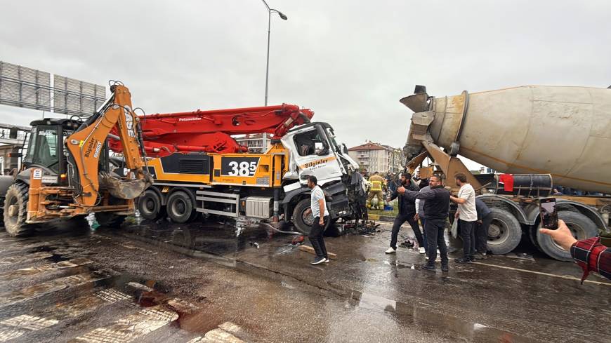 Bartın’da 3 aracın çarpıştığı kaza kamerada; 8 yaralı