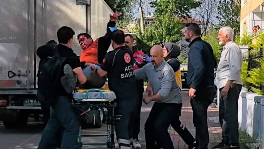 Kardeşini okuldan almaya giderken kamyonetin çarptığı motosikletli ağır yaralandı