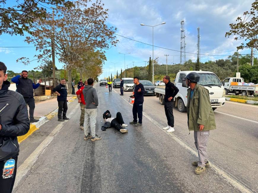 Traktörden dökülen yağ nedeniyle kontrolden çıkan motosiklet devrildi: 2 yaralı