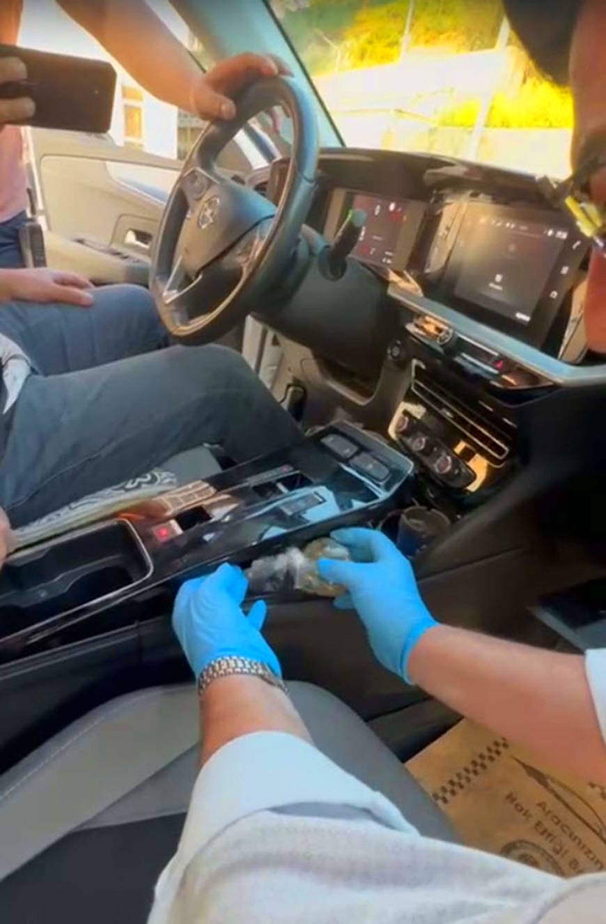 İhbar sonrası durdurulan otomobilden uyuşturucu ve tabanca çıktı; 2 tutuklama