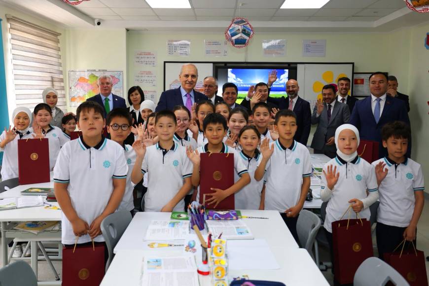 TBMM Başkanı Kurtulmuş, Bişkek'te Maarif Okulu'nu ziyaret etti
