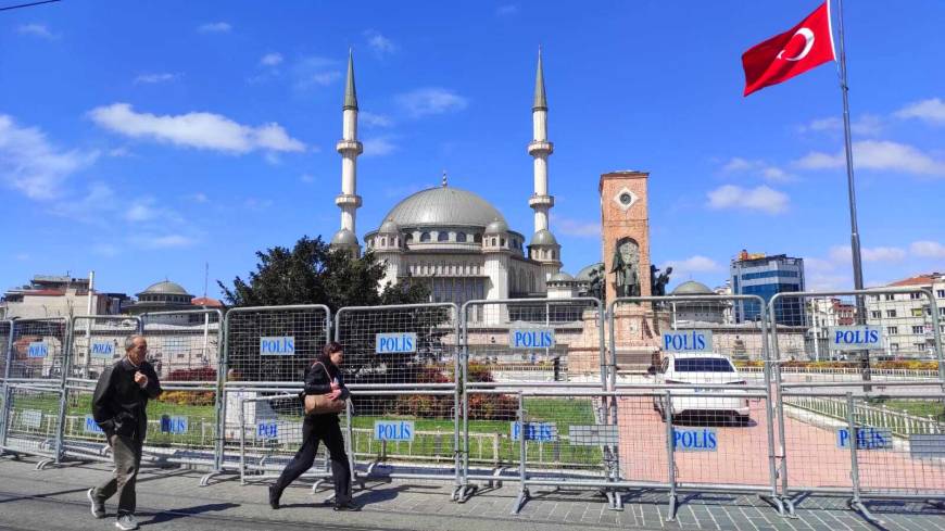 İstanbul- Taksim'de 1 Mayıs hazırlıkları sürüyor