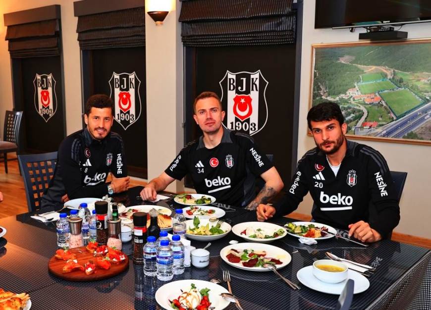Başkan Serdal Adalı, futbol takımıyla buluştu