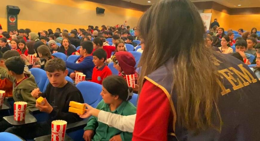 Bitlis'te öğrenciler, 'Aybüke Öğretmen Oldum Ben' filmini izledi