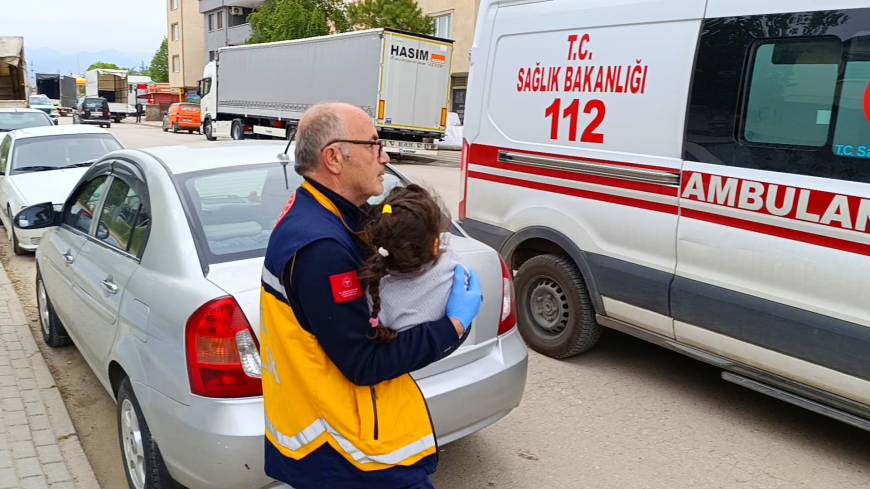 4 metreden moloz çuvallarının üzerine düşen Ayşe, yaralandı