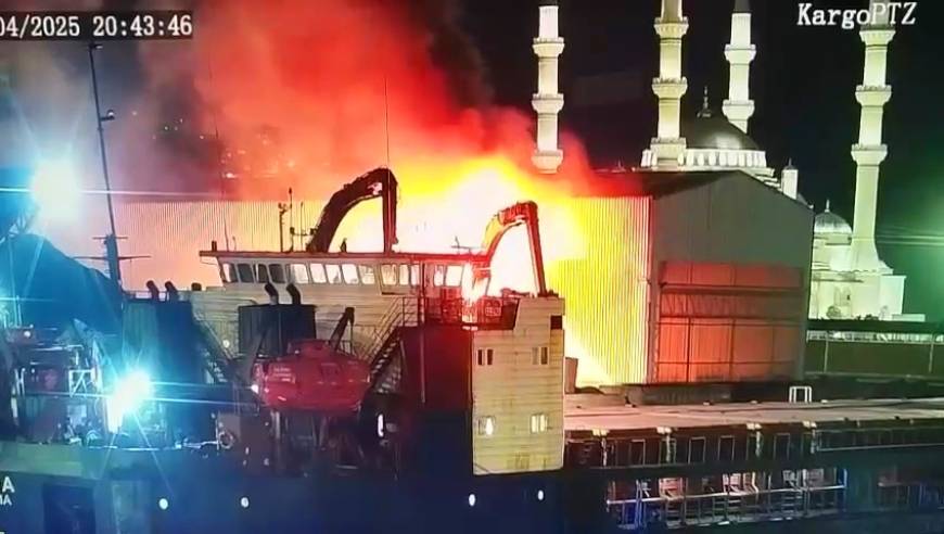 Limanda sahasındaki vinç, yangında kullanılamaz hale geldi