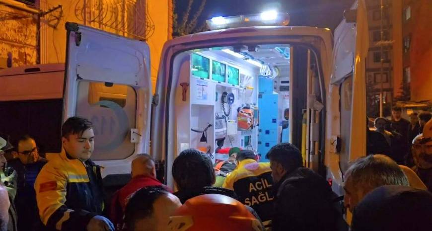 İstanbul - Sultanbeyli'de boru tamir eden kişi göçük altında kalarak yaralandı