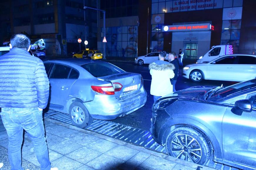 Hafif ticari araç, park halindeki 3 otomobile çarptı: 2 yaralı