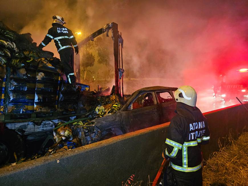 Zincirleme kazada TIR'a çarpıp alev alan otomobildeki 2 kişiyi çevredekiler kurtardı