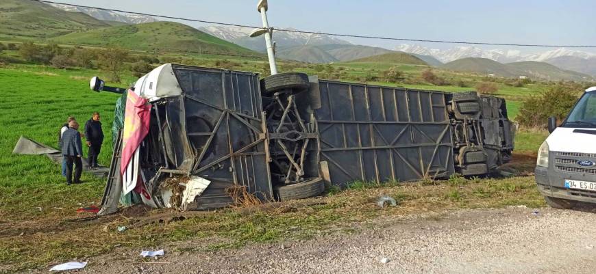 Van'da yolcu otobüsü devrildi: 28 yaralı