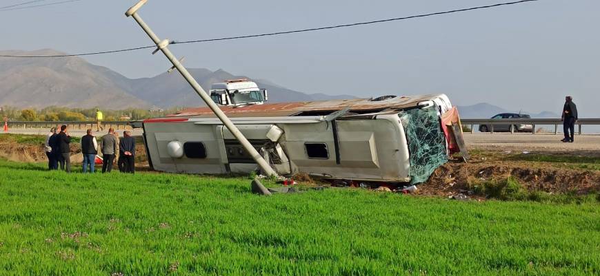 Van'da yolcu otobüsü devrildi: 28 yaralı