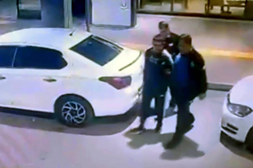 Polisi görünce kaçan firari hükümlünün yakalandığı anlar kamerada