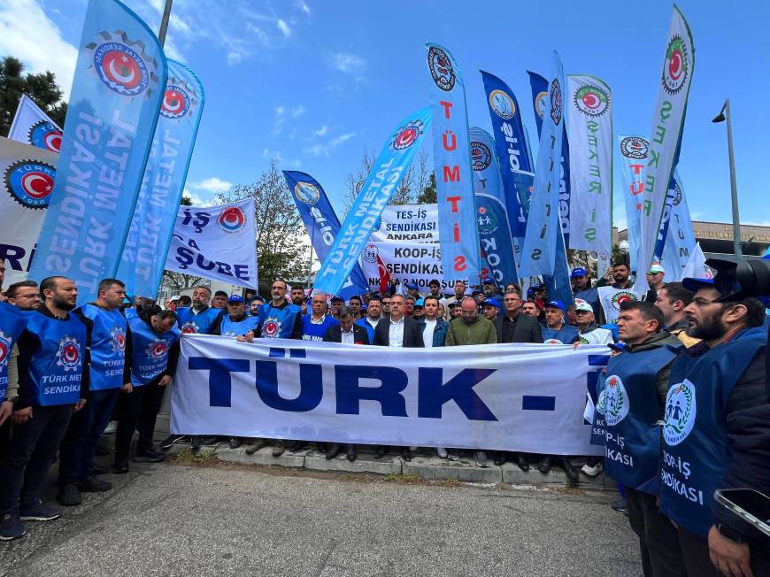 TÜRK-İŞ'ten bakanlık önünde '1 Mayıs'ı kutlaması