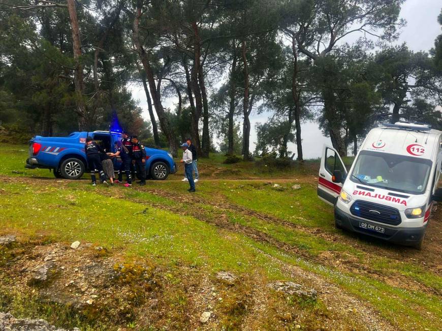 Aydın'da çamura saplanan hasta taşıyan ambulansı jandarma kurtardı