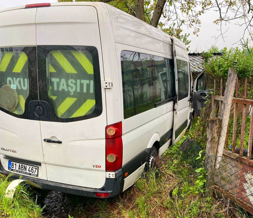 İşçi servisi, cip ve ağaca çarptı: 8 yaralı