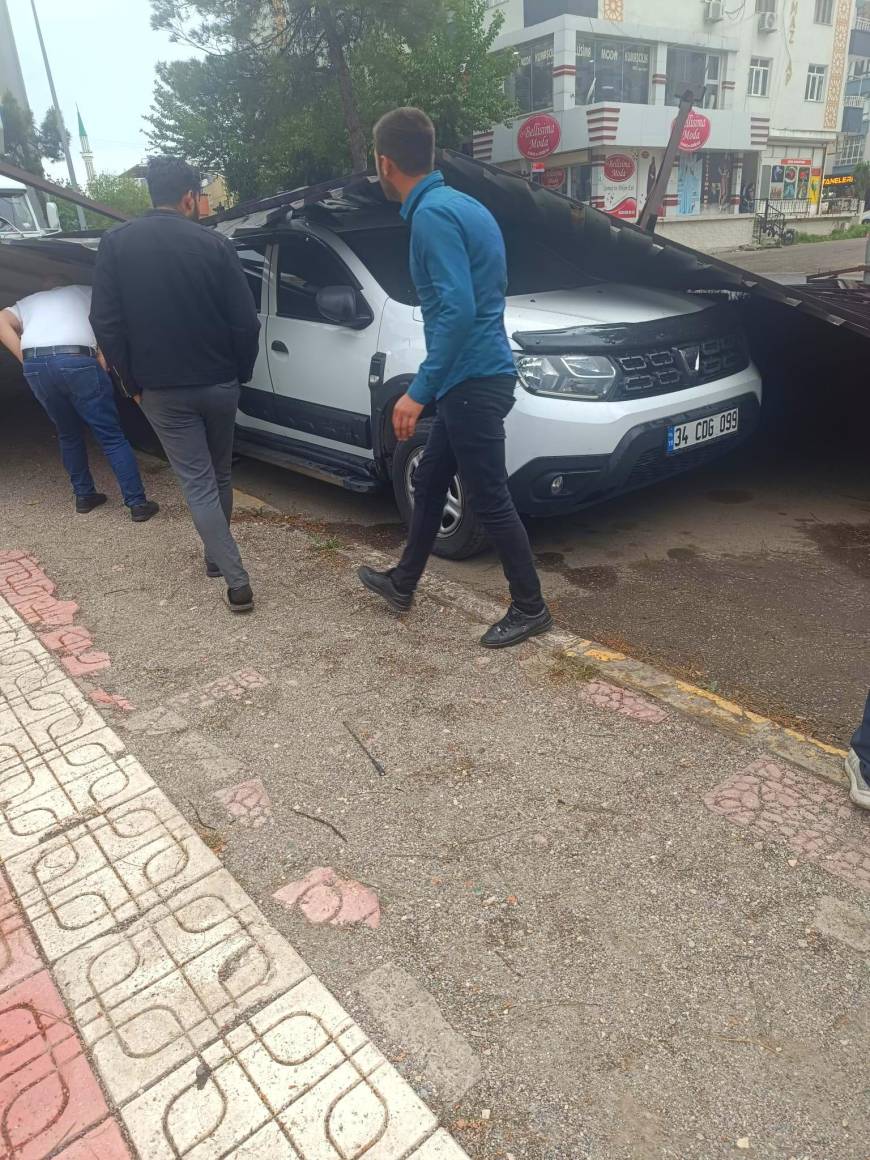 Diyarbakır ve Batman’da fırtına; çatı ve ağaçlar, araçların üzerine devrildi